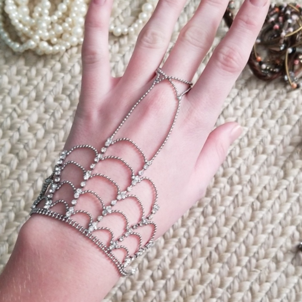 Hand jewelry